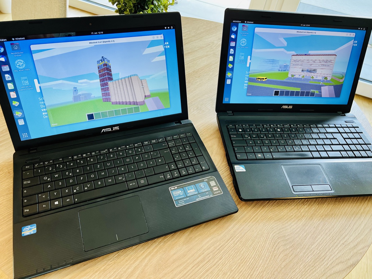 Zwei Laptops von HEY ALTER!, auf denen das virtuelle Pforzheim zu sehen ist